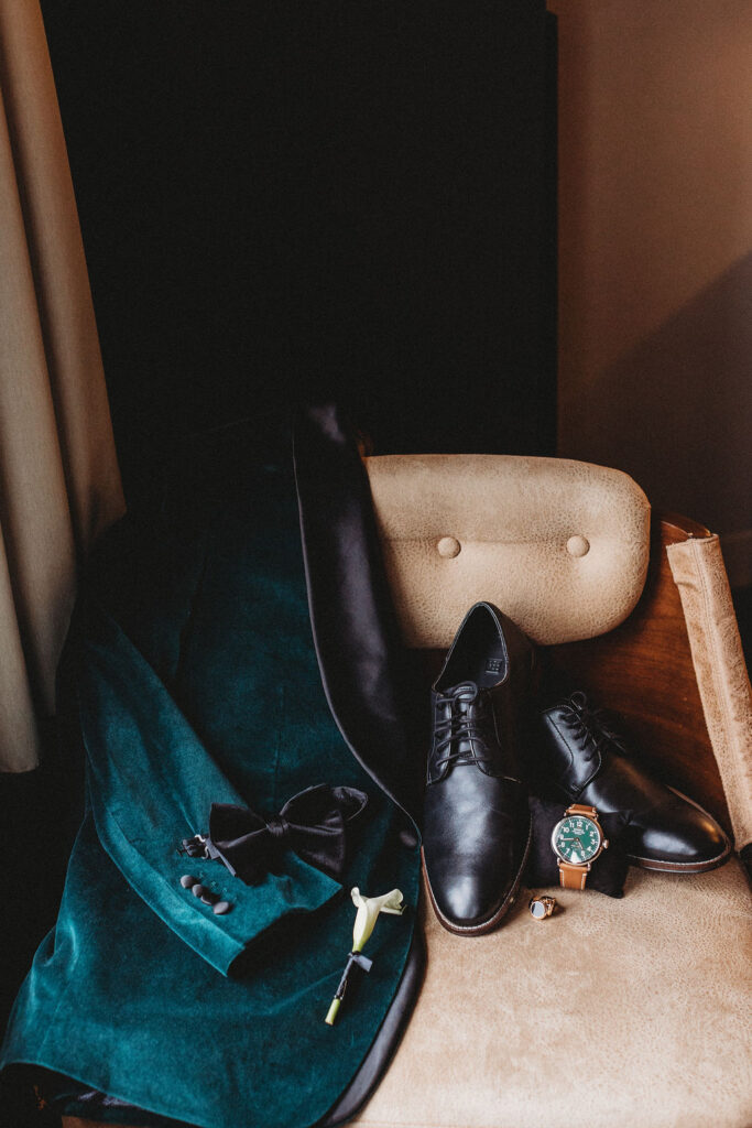 elegant dark green wedding details