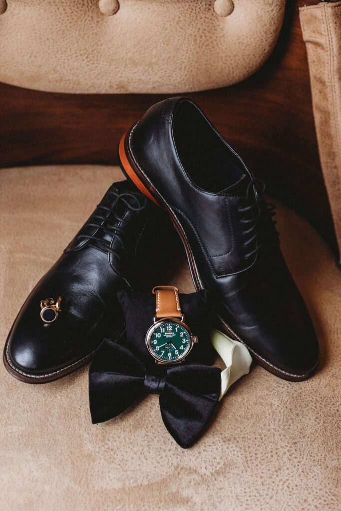 elegant dark green wedding details