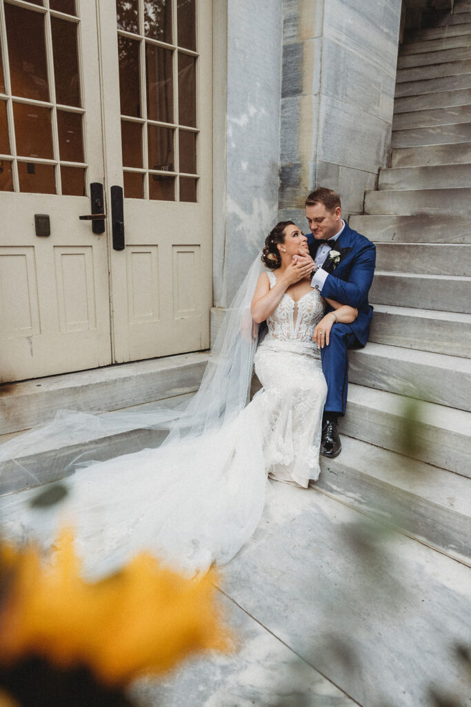 bride and groom posing at the Merchants exchange building in philadelphia