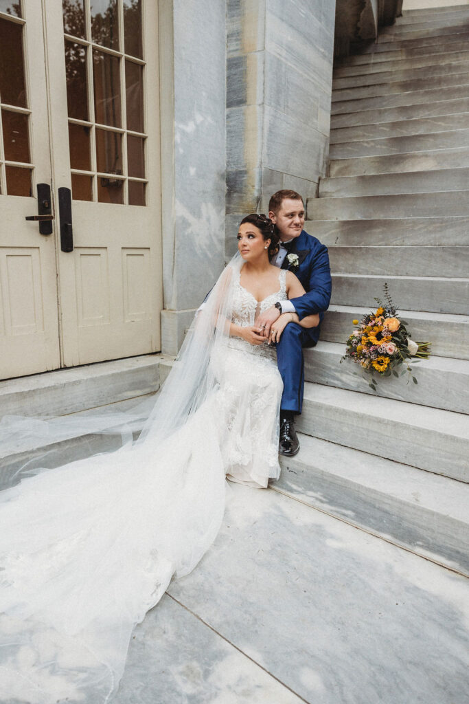 bride and groom posing at the Merchants exchange building in philadelphia