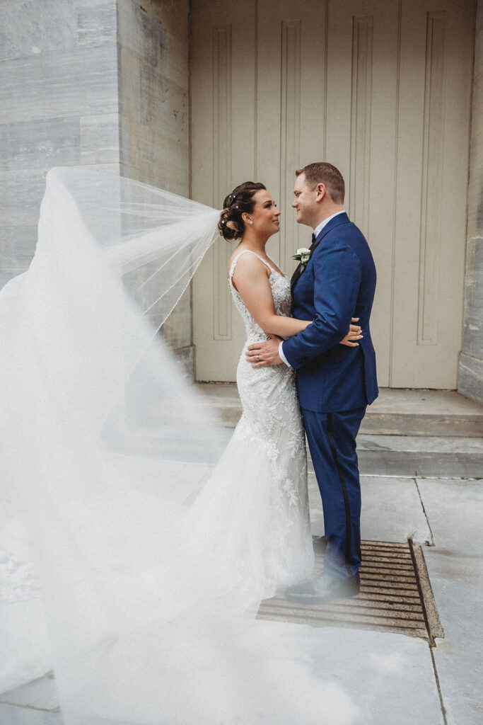 bride and groom posing at the Merchants exchange building in philadelphia