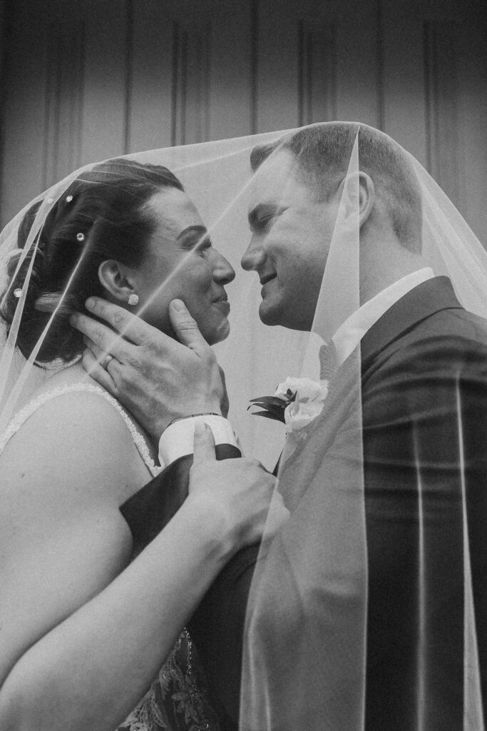 bride and groom posing at the Merchants exchange building in philadelphia