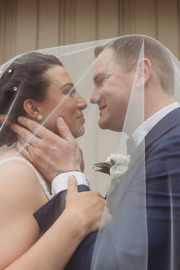 bride and groom posing at the Merchants exchange building in philadelphia